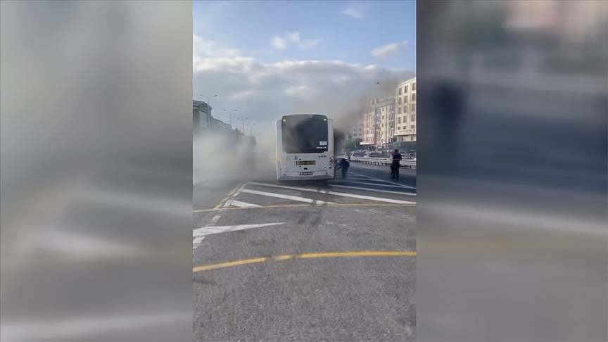 Metrobüsten dumanlar yükseldi! Yolcular tahliye edildi 10